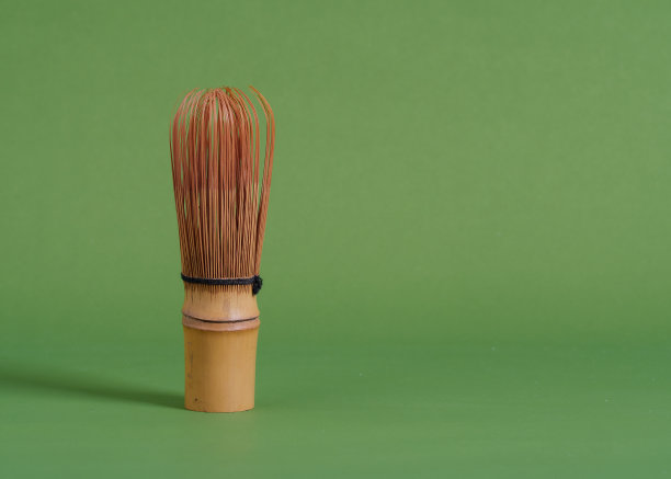 在绿色的背景上追逐竹子的打蛋器图片下载