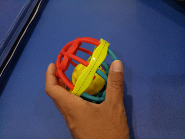 带有彩色塑料辐条的球玩具，为婴儿设计的声音很大图片下载