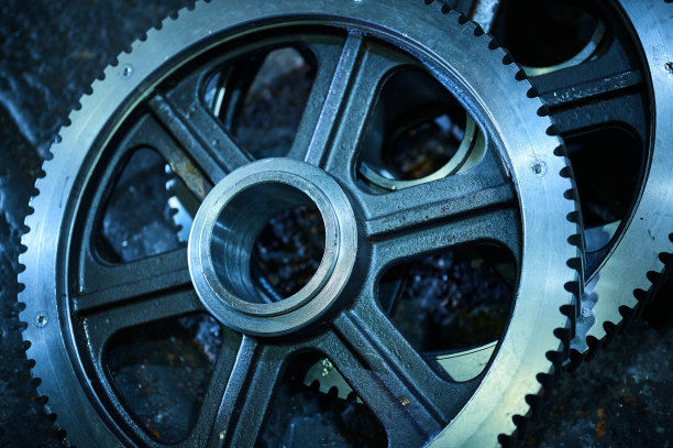 仓库中用于螺旋齿轮传动的金属齿轮堆图片下载