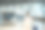 年轻女性戴着口罩带行李在机场行走，保护冠状病毒感染，亚洲女性旅行者戴着帽子。时间旅行后疫苗加强剂量的概念图片下载