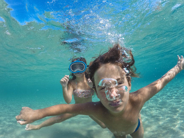 男孩看着相机，在水下潜水图片下载