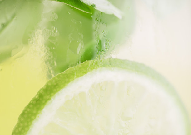 加罗勒和青柠的夏季柠檬水，倒匀。饮料的概念图片下载