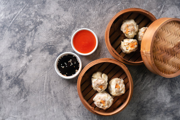 中国蒸饺子或点心在竹蒸笼在黑暗的抽象背景图片下载