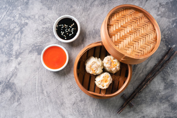 中国蒸饺子或点心在竹蒸笼在黑暗的抽象背景图片下载