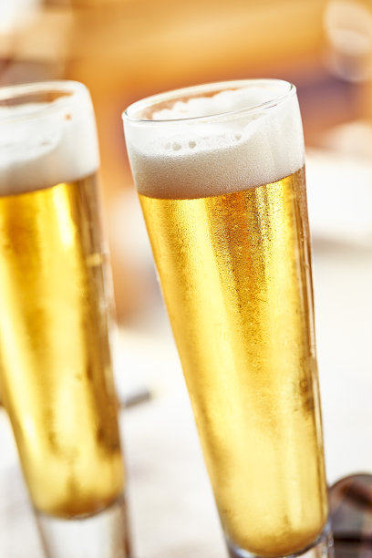 桌上有一杯啤酒图片下载