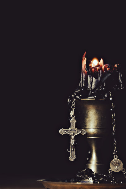 耶稣十字架圣经念珠蜡烛光。图片下载
