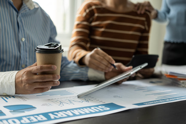 与年轻人成功创业，创意团队头脑风暴，业务同事的合作，或合作者的团队合作想法，远程图片。图片下载