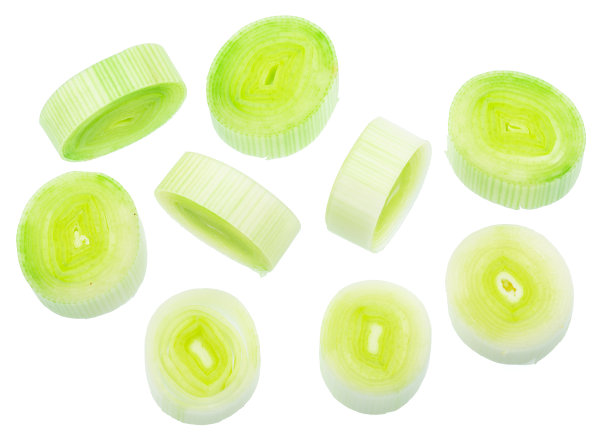 在白色背景上分离的一组韭菜片。文件包含剪辑路径。图片下载