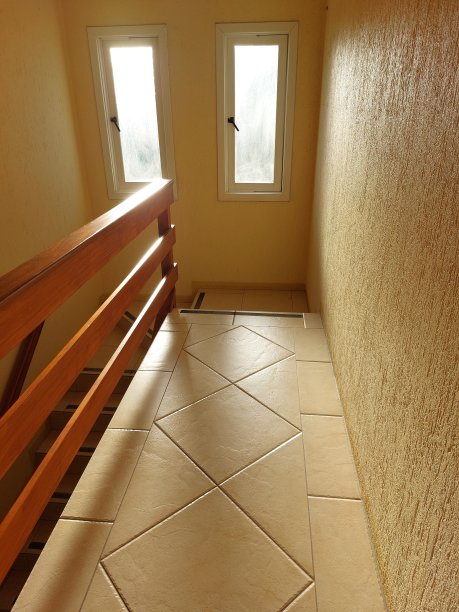 从楼梯到窗户的景色图片下载