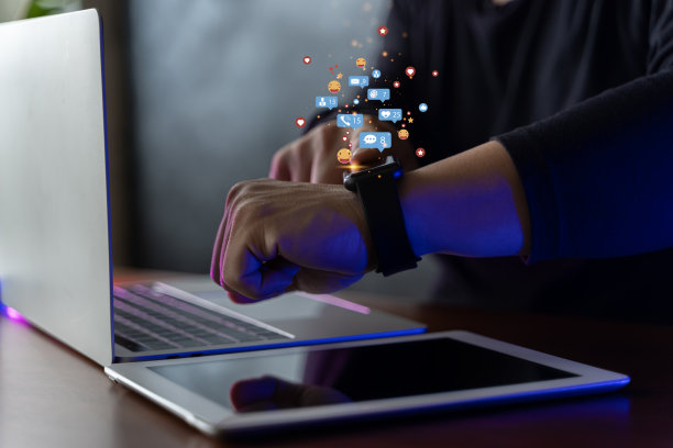 商人看在手中的智能手表，用地球看全息图，全球社交网络。沟通的概念。图片下载