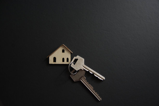 新房子的钥匙在黑暗的背景图片下载