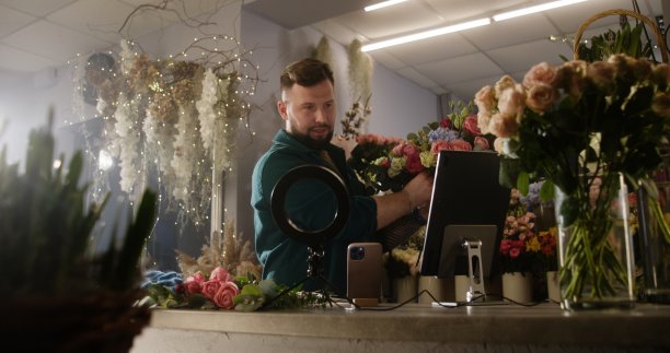男花商收集花束并为社交网络拍摄视频图片下载