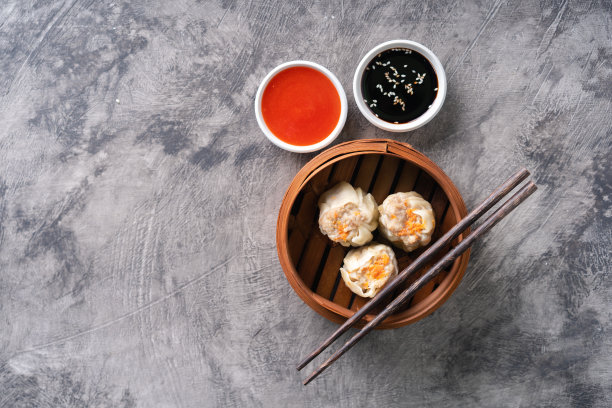 中国蒸饺子或点心在竹蒸笼在黑暗的抽象背景图片下载