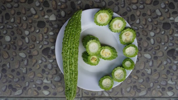 苦瓜(Momordica Charantia)或Pare是一种藤本植物，原产于热带亚洲地区。葫芦科的成员通常种植用作蔬菜和药用成分图片下载