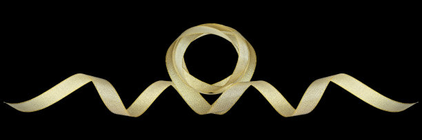 美丽的金色缎带在黑暗的背景。节日,庆典。copyspace。金色丝带隔离在黑色的背景和纹理。图片下载