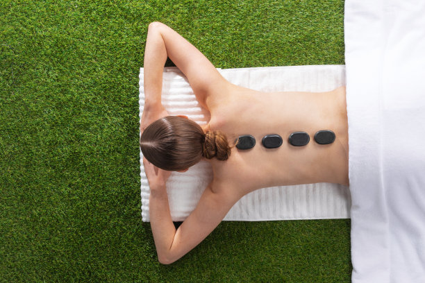 躺在温泉热石上的女人图片下载