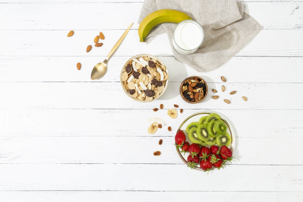 水果和谷物白桌设置图片下载