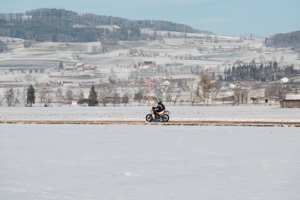 骑摩托车的男人图片下载