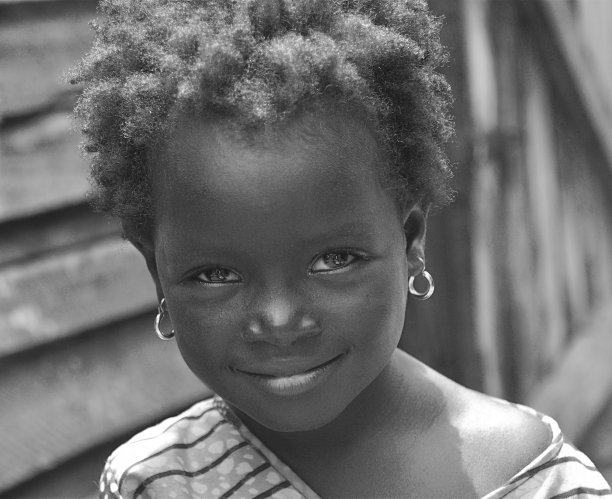 微笑女孩的特写肖像图片下载