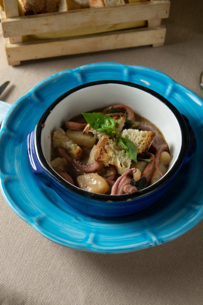 餐馆桌子上的鱼汤图片下载