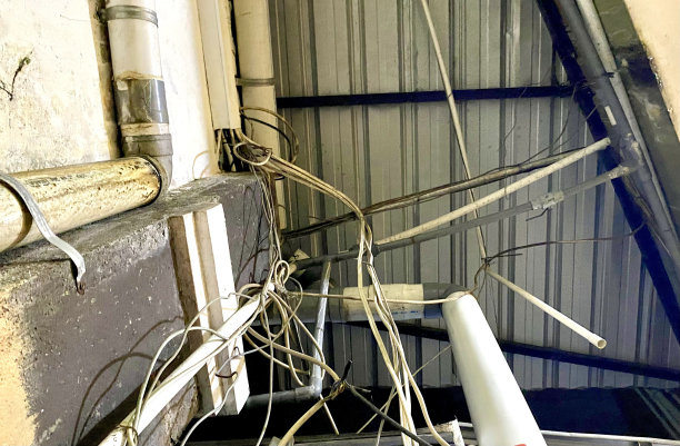 从锡屋顶下杂乱的电缆下拍摄图片下载