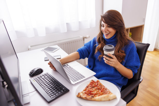 女程序员在家远程工作时喝咖啡休息图片下载