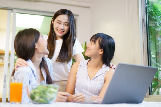 一群亚洲学生在一起讨论。图片下载