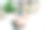 年轻女子坐在办公桌前，在笔记本电脑上使用借记卡进行网上购物和银行投资图片下载