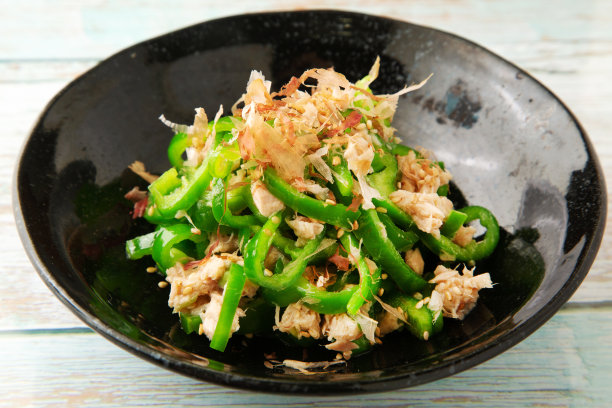 木根椒是一种日本料理，因为它不仅可以作为配菜，而且可以配饭吃，所以被称为木根椒。图片下载