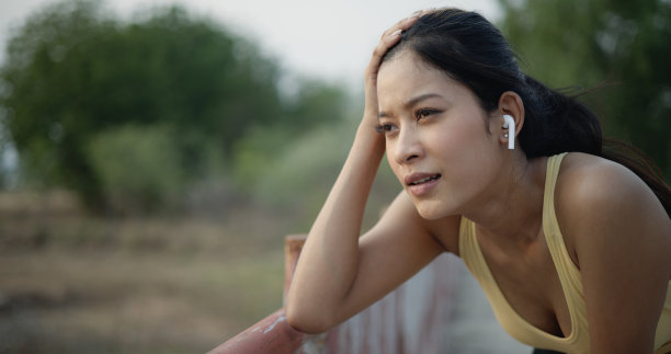 年轻美丽的女人正在跑步休息，汗水从她脸上流下来。图片下载