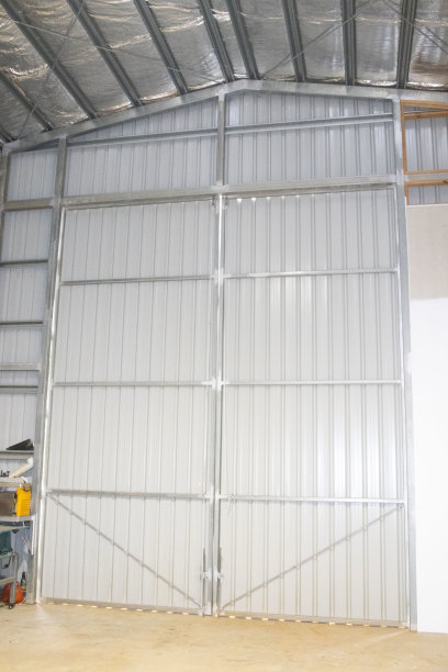 两个大型封闭车间门图片下载