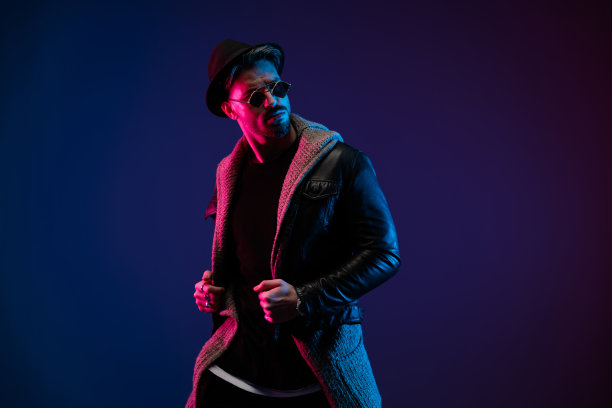 随便的人在修理他的夹克和开襟羊毛衫图片下载