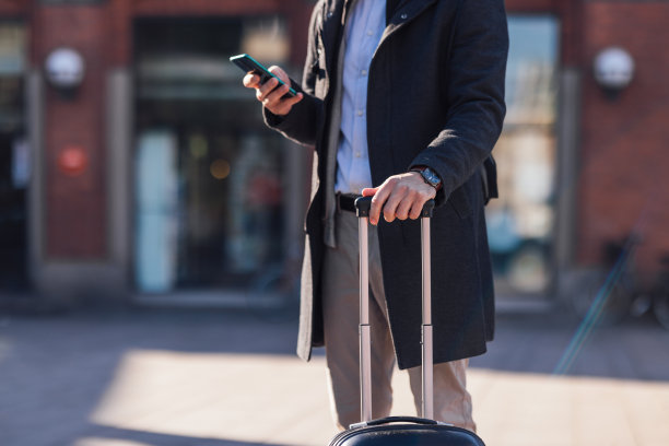 户外使用手机的男子双手特写照片图片下载