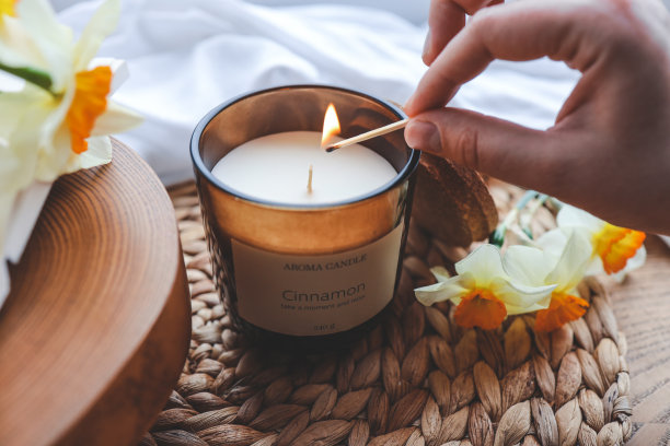 火柴在手里点燃一支蜡烛，大气照片图片下载