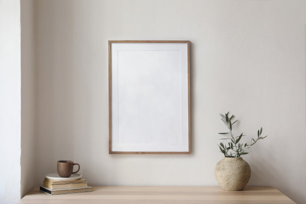 优雅的地中海式家居内饰。夏天的家静物照片。花瓶配绿橄榄枝，木桌。挂在墙上的空白相框模型。一杯咖啡，茶和一些旧书。图片下载