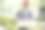 用纸盒装东西。花匠在园艺中心工作。成功的员工就像在明亮的温室里图片下载