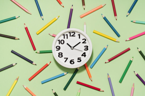 彩色铅笔上的时钟背景图案。回到学校图片下载