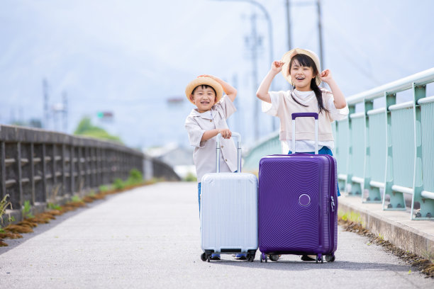 兄弟姐妹在旅行中玩得很开心图片下载