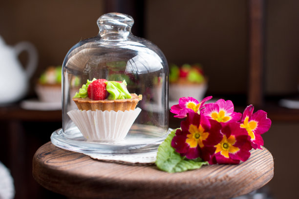 复古风格的甜品陈列在木架子上。乡村糕点店风格图片下载