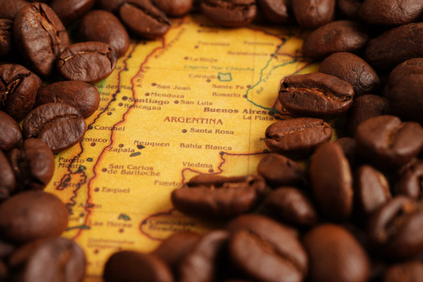 2023年3月12日，泰国曼谷，世界地图上的咖啡豆，网上购物出口或进口。图片下载