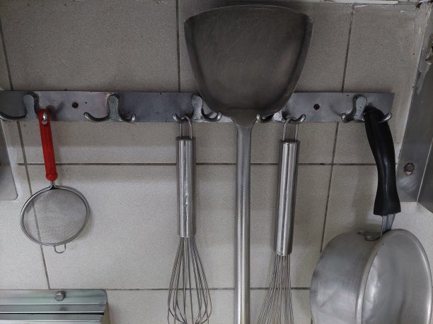 厨房区厨具的陈列图片下载