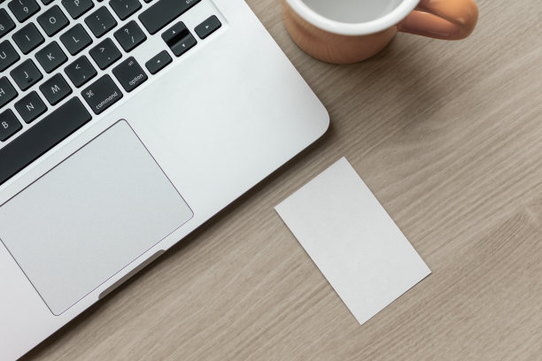 会议室的桌子上放着一台笔记本电脑、一个杯子和一张垂直的名片。空白卡片，模型图片下载