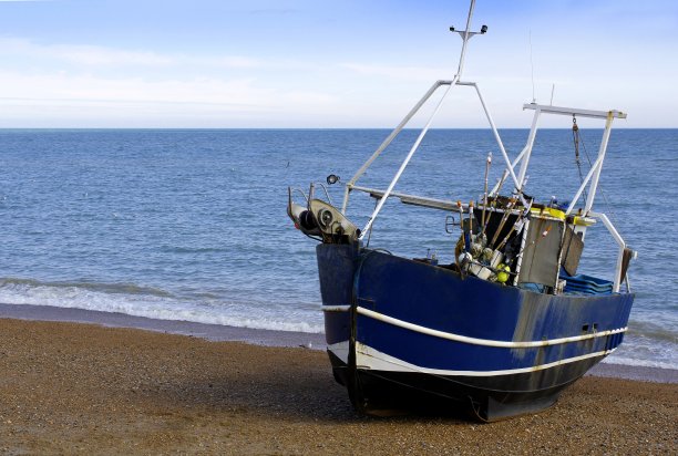 海滩上的渔船图片下载