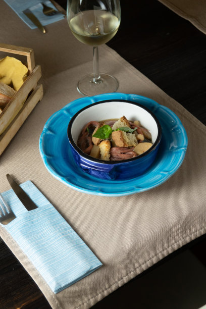 餐馆桌子上的鱼汤图片下载