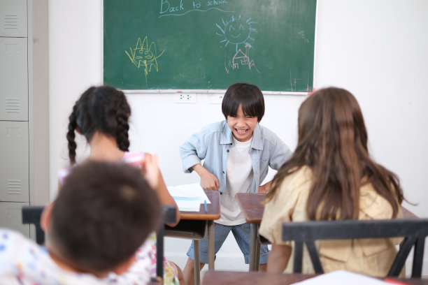 可爱的小学生正在享受学习。教育，小学，和回学校的理念。图片下载