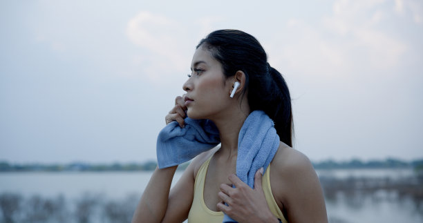 年轻女子在户外公园健身图片下载