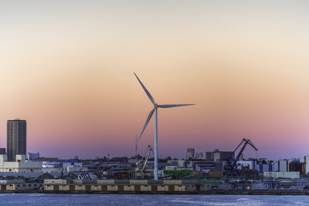 黄昏时分，横滨市五彩缤纷的天空下的滨翼，横滨市风力发电厂图片下载