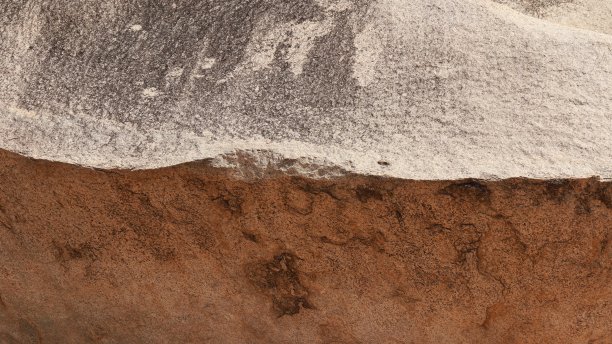 岩石的中上部分是一块大岩石图片下载