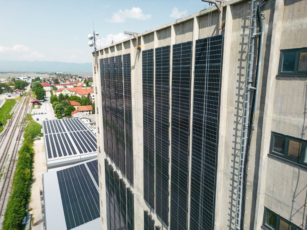 垂直安装在摩天大楼侧面的太阳能发电站图片下载