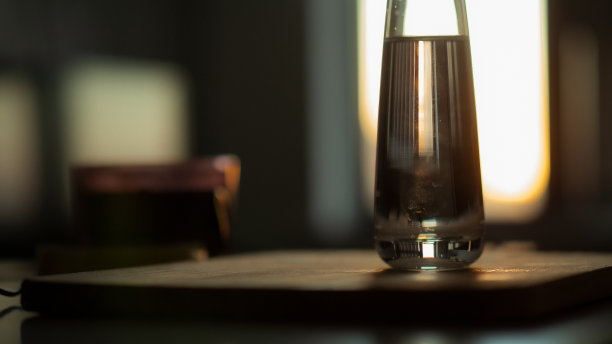 透过玻璃看日落图片下载